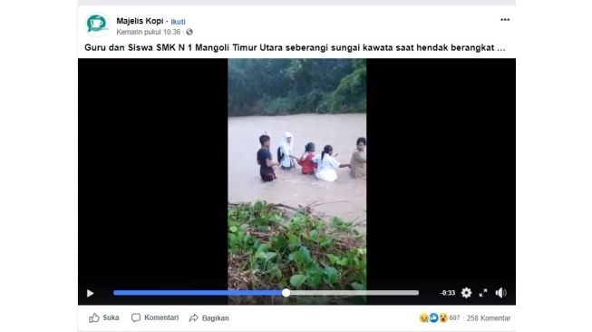 Viral guru dan murid SMK di Maluku Utara seberangi sungai demi ikut ujian (Facebook Majelis Kopi)