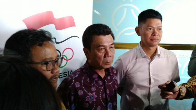 Presiden National Olympic Committee (NOC) Indonesia, Raja Sapta Oktohari (kanan) saat menghadiri sosialisasi pencegahan Covid-19 untuk induk cabang olahraga di Gedung Fx Lt.16, Senayan, Jakarta, Jumat (6/3/2020). [Suara.com/Arief Apriadi]