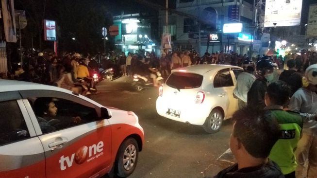 Situasi terkini usai ricuh ojol dengan DC di kawasan Babarsari, Jumat (6/3/2020). [Muhammad Ilham Baktora / SuaraJogja.id]