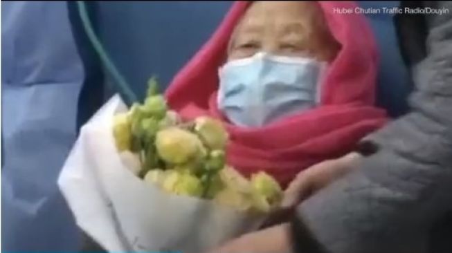 Hu Hanying yang berusia 98 tahun sebagai pasien virus corona (YouTube/Daily Mail)