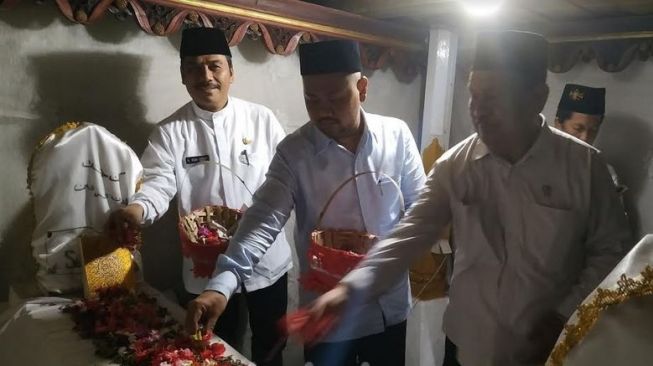 Mau Virus Corona Tak Masuk Gresik, Wakil Bupati Berdoa di Makam Sunan Giri