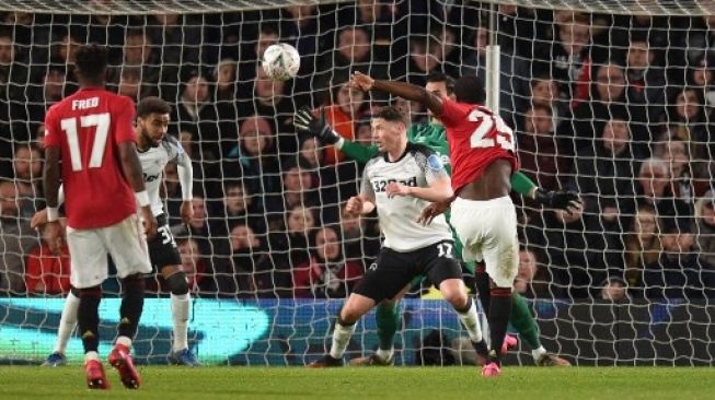 Striker Manchester United Odion Ighalo (25)  mencetak gol ke gawang Derby County di Pride Park Stadium pada laga Piala FA. Oli SCARFF / AFP