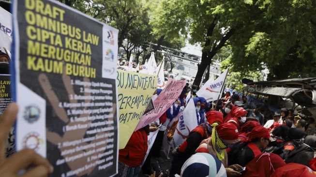 Sejumlah massa buruh perempuan yang tergabung dalam Federasi Serikat Pekerja Metal Indonesia (FSPMI) - Konfederasi Serikat Pekerja Indonesia (KSPI) membawa poster keritikan loongmarch menuju gedung Kementerian Pemberdayaan Perempuan dan Perlindungan Anak Republik Indonesia, Jalan Medan Merdeka Barat, Jakarta Pusat, Jumat (6/3). [Suara.com/Angga Budhiyanto]