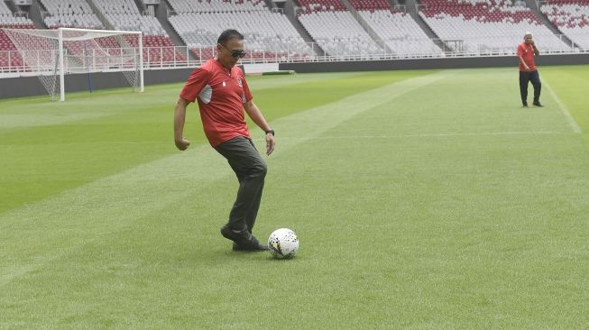 Ketua Umum Persatuan Sepak Bola Seluruh Indonesia (PSSI) Mochamad Iriawan menendang bola di sela peninjauan Stadion Utama Gelora Bung Karno (SUGBK) di Senayan, Jakarta, Jumat (6/3). [ANTARA FOTO/Puspa Perwitasari]