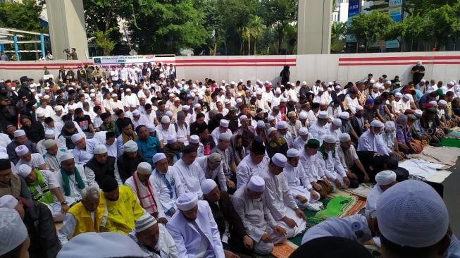 Doakan Muslim India, Massa FPI Salat Gaib di Tengah Jalan Rasuna Said