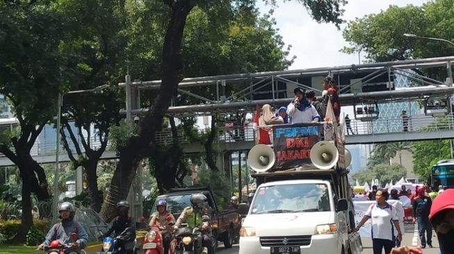 Tolak Omnibus Cilaka, Ratusan Buruh Wanita Bergerak Kepung Kantor Kemen PPA