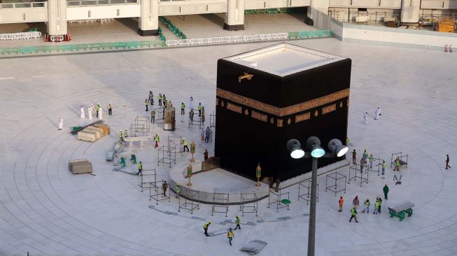 Petugas membersihkan area sekitar Ka'bah di dalam Masjidil Haram, Mekkah, Arab Saudi, Kamis (5/3).  [AFP/ABDEL GHANI ]