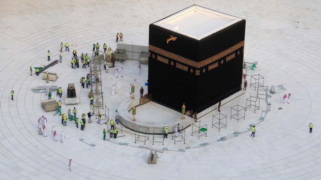 Petugas membersihkan Ka'bah di dalam Masjidil Haram, Arab Saudi, Kamis (5/3). [AFP/ABDEL GHANI ]