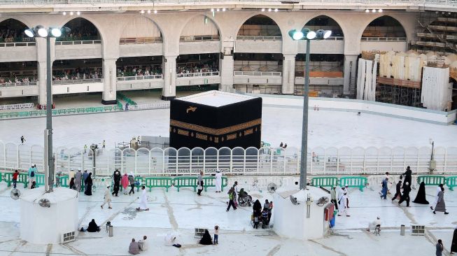 Para jemaah berjalan di area sekitar Ka'bah di dalam Masjidil Haram,Mekkah,  Arab Saudi, Kamis (5/3).  [AFP/ABDEL GHANI ]