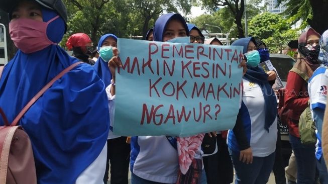 Poster Buruh Buruh Wanita: Pemerintah Makin ke Sini kok Makin Ngawur