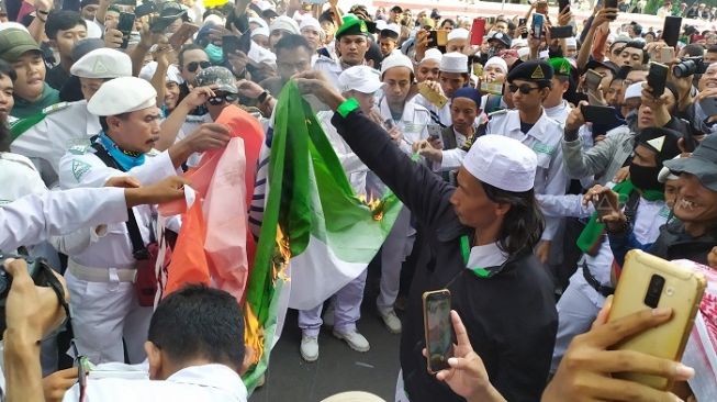 Aksi Protes di Depan Kedubes, Bendera India Dibakar Pendemo FPI