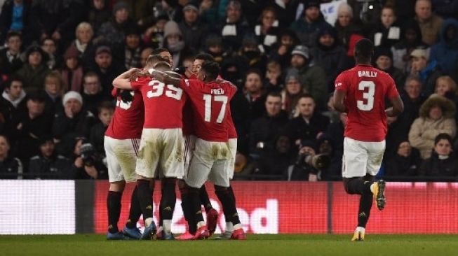 Para pemain Manchester United merayakan gol Odion Ighalo ke gawang Derby County di Pride Park Stadium pada laga Piala FA. Oli SCARFF / AFP