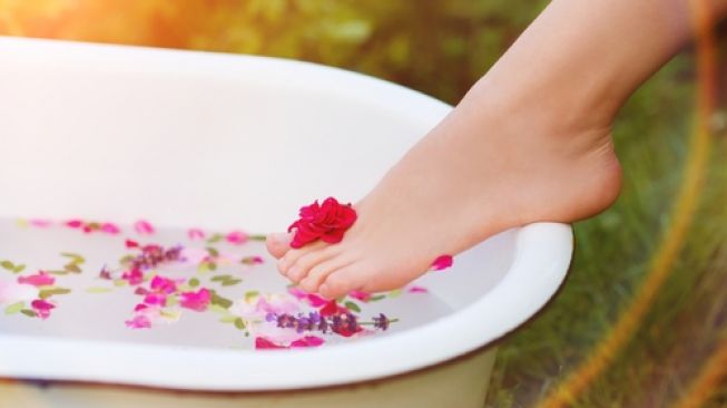 Rendam kaki dengan air hangat memberikan efek relaksasi. (Shutterstock)