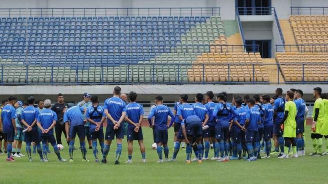 Pemain Persib Bandung saat mengikuti sesi latihan di Stadion Gelora Bandung Lautan Api (GBLA). (Dok. Persib)