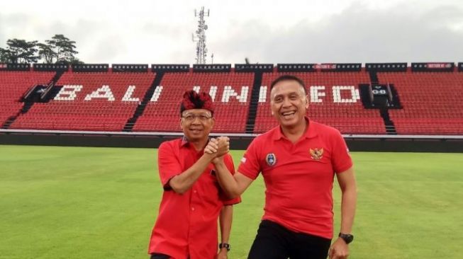 Ketua PSSI Mochammad Iriawan (kanan) bersama Gubernur Bali Wayan Koster saat meninjau Stadion Kapten I Wayan Dipta, Kabupaten Gianyar sebagai persiapan tempat pertandingan sepakbola Piala Dunia U-20 pada tahun 2021. (Antaranews/I Komang Suparta/2020)