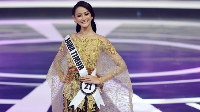 Pemenang Puteri Indonesia 2020 Rr Ayu Maulida Putri berjalan di atas 'cat walk' dalam acara malam puncak di Jakarta, Jumat (6/3).  [ANTARA FOTO/Aditya Pradana Putra]