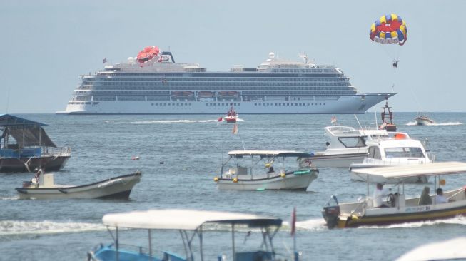 Kapal pesiar berbendera Norwegia Viking Sun melakukan lego jangkar di perairan Benoa, Bali, Sabtu (7/3). [ANTARA FOTO/Fikri Yusuf]