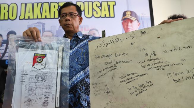 Catatan dan papan tulis tempat curhat pelaku pembunuh bocah 6 tahun ditampilkan di Polres Metro Jakarta Pusat, Kemayoran, Jakarta Pusat, Sabtu (7/3). [Suara.com/Alfian Winanto]