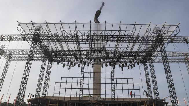 Pekerja menyelesaikan pembangunan panggung musik di Lapangan Banteng, Jakarta, Jumat (6/3). [ANTARA FOTO/Muhammad Adimaja]
