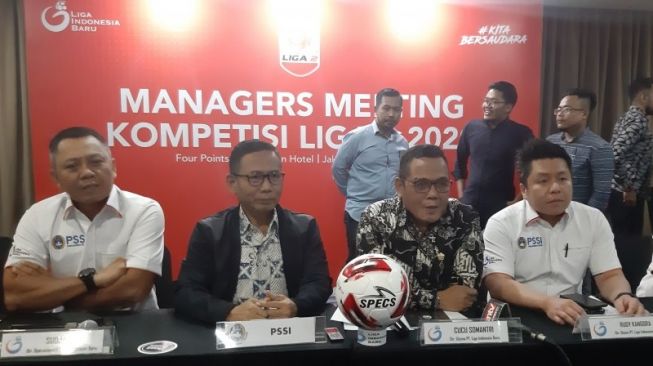 Direktur Utama PT Liga Indonesia Baru Cucu Soemantri (kedua dari kanan, duduk) bersama Direktur Operasional LIB Sudjarno (kiri, duduk), Direktur Bisnis LIB Rudi Kangdra (kanan, duduk) beserta Komisaris LIB Sonhadji (kedua dari kiri, duduk) memberikan keterangan mengenai Liga 2 Indonesia 2020 usai rapat manajer peserta tim Liga 2 2020 di Jakarta, Jumat (6/3/2020). (Antara / Michael Siahaan)