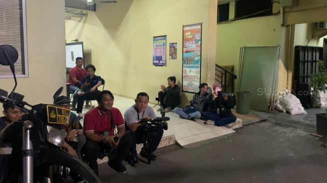 Wartawan masih menunggu keterangan resmi polisi terkait kasus narkoba Ririn Ekawati [Suara.com/Evi]