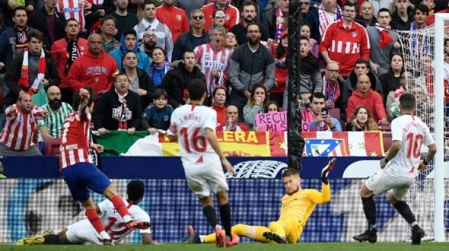 Pemain Atletico Madrid Joao Felix menjebol gawang Sevilla dalam pertandingan La Liga yang berlangsung di Estadio Wanda Metropolitano, Sabtu (7/3/2020). [AFP]