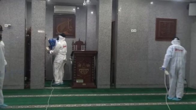 Masjid Dekat Rumah Jusuf Kalla Disemprot Cairan Disinfektan, Ada Corona?