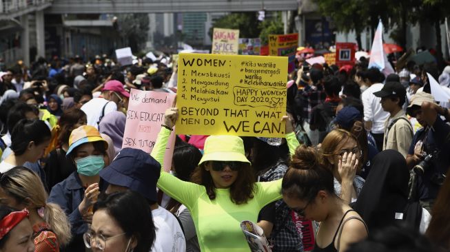 Sejumlah massa yang tergabung dalam Aliansi Gerakan Perempuan Anti-Kekerasan (GERAK Perempuan) melakukan aksi unjuk rasa di depan kantor Bawaslu, Jakarta, Minggu (8/3). [Suara.com/Angga Budhiyanto]