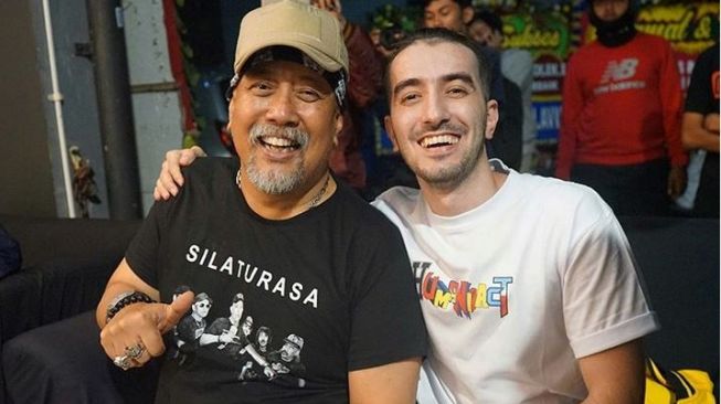 Husein Nasimov bersama Indro Warkop [Instagram]