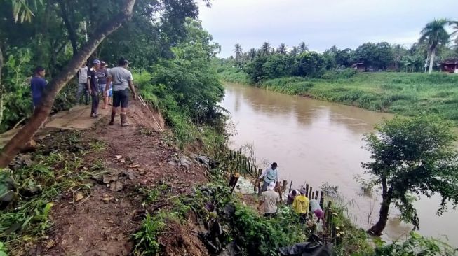 Tak Perlu Tunggu Pemerintah, Warga Kulon Progo Bangun Tanggul Antisipasi Banjir