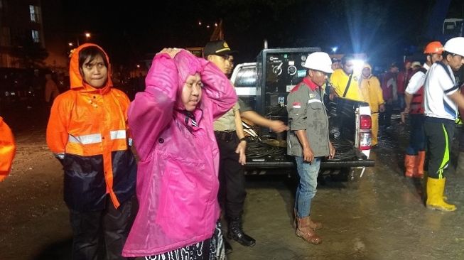 Macet 4 Hari, Wali Kota Risma &#039;Lembur&#039; Sambung Pipa PDAM Hingga Dini Hari