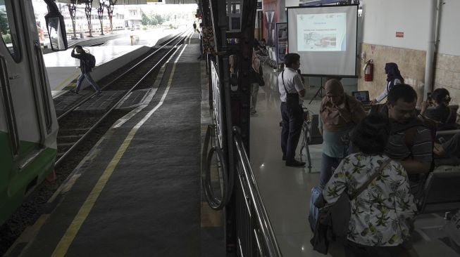 Petugas melakukan penyuluhan kesehatan dan kebersihan terkait penyebaran virus corona, kepada penumpang, di Stasiun Purwokerto, Banyumas, Jateng, Minggu (8/3).[ANTARA FOTO/Idhad Zakaria] 