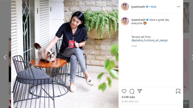 Potret mesra Tyas Mirasih bareng kucing kesayangan. (Instagram/@tyasmirasih)