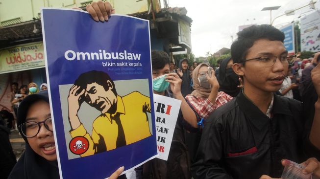 Aktivis yang tergabung dalam Aliansi Rakyat Bersatu (ARB) membawa poster saat melakukan aksi damai #GejayanMemanggil Menolak Omnibuslaw di Gejayan, Sleman, D.I Yogyakarta, Senin (9/3).  [ANTARA FOTO/Andreas Fitri Atmoko]