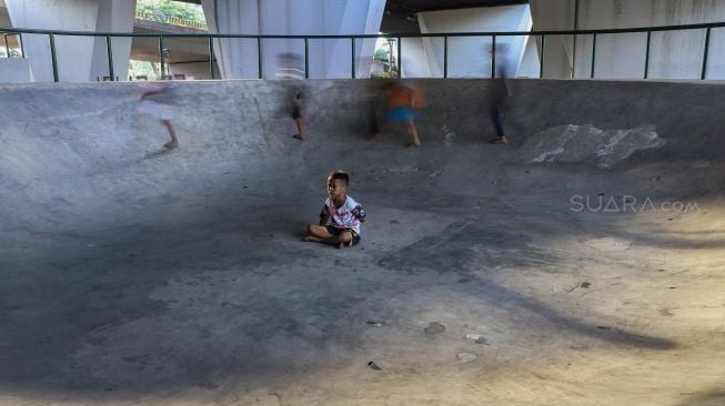 Suasana di area Skate park Fly Over Slipi, Jakarta Pusat, Senin (9/3).  [Suara.com/Alfian Winanto]