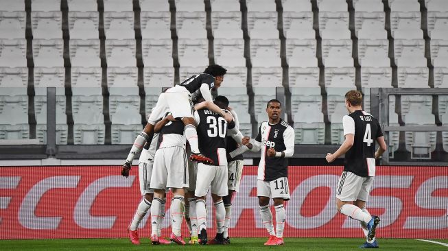 Pemain Juventus merayakan gol setelah Ramsey mencetak gol pembuka mereka  selama pertandingan sepak bola Serie A Italia Juventus melawan Inter Milan, di Juventus Stadium, Turin, Italia, Senin (9/3) dini hari WIB. [Vincenzo PINTO / AFP]