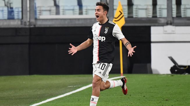 Pemain depan Juventus Paulo Dybala  merayakan golnya setelah mencetak gol kedua mereka selama pertandingan sepak bola Serie A Italia Juventus melawan Inter Milan, di Juventus Stadium, Turin, Italia, Senin (9/3) dini hari WIB. [Vincenzo PINTO / AFP]