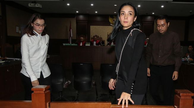 Artis Aima Mawaddah (tengah) berjalan meninggalkan ruangan usai memberikan kesaksian dalam sidang kasus tindak pidana pencucian uang (TPPU) dan korupsi alat kesehatan di Pemprov Banten dan Pemkot Tangerang Selatan dengan terdakwa Tubagus Chaeri Wardana di Pengadilan Tipikor, Jakarta, Senin (9/3). [ANTARA FOTO/Rivan Awal Lingga]
