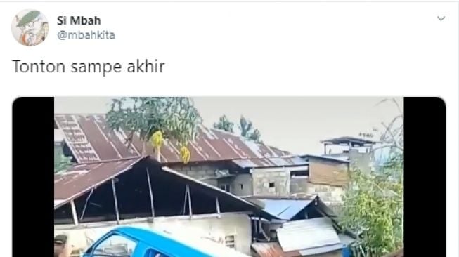 Viral Video Angkot Terperosok, Seorang Pemuda Nyaris Tergencet