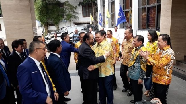 Peluk-pelukan di DPP Golkar, Airlangga ke Paloh: Selamat Kembali ke Rumah