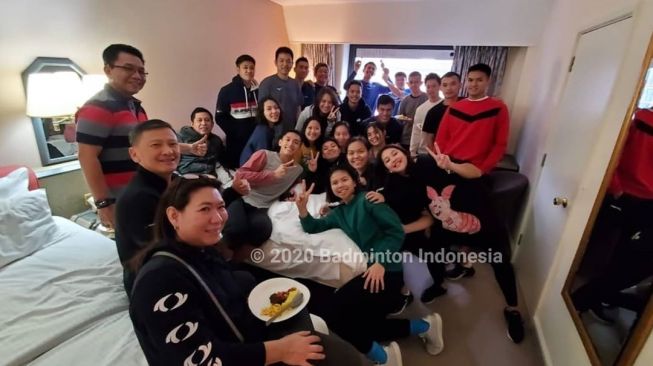 Tim Indonesia merayakan hari ulang tahun Marcus Fernaldi Gideon dengan memotong tumpeng di hotel penginapan tim dan ofisial, Senin (9/3/2020). [Dok. Instagram@badminton.ina]