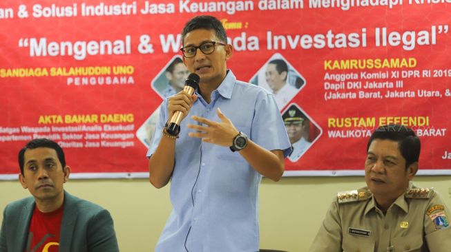 Mantan Wakil Gubernur DKI Jakarta Sandiaga Uno saat berbicara Di Program Edukasi Industri Jasa Keuangan Bertema Tantangan & Solusi Industi Jasa Keuangan ditengah Virus Covid 19 di Aula Kantor Kecamatan Jakarta Barat, Senin (9/3). [Suara.com/Alfian Winanto]