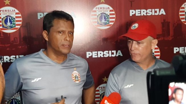 Pelatih Persija Sergio Farias saat memberikan keterangan kepada media usai memimpin latihan di Lapangan PS AU, Halim Perdanakusuma, Senin (9/3/2020). (Suara.com/Adie Prasetyo Nugraha)
