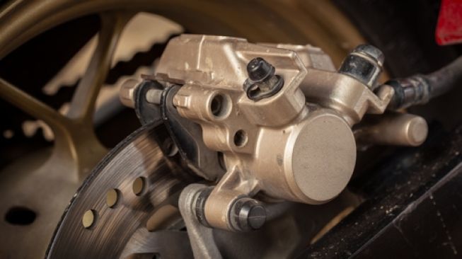 Penampang rem cakram atau disc brake pada sepeda motor modern. Sebagai ilustrasi [Shutterstock].