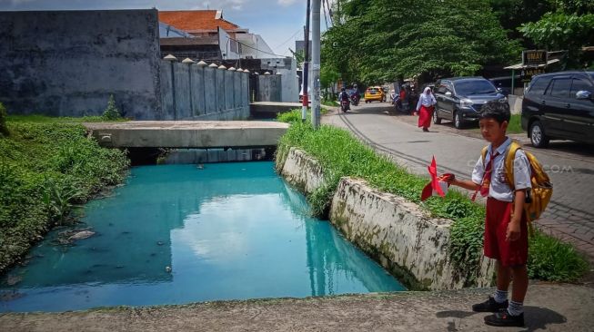 Air Got di Depan Rumah Gubernur Jatim Berwarna Hijau, Ternyata Limbah Cat