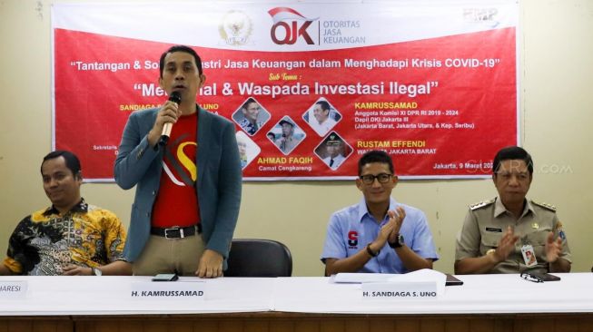 Anggota DPR RI komisi XI, Kamrussamad berbicara seputar tantangan dan solusi investasi illegal di tengah krisis ekonomi paska virus Covid-19 di program edukasi industri jasa keuangan bertema Tantangan & Solusi Industri Jasa Keuangan ditengah Virus Covid 19 di Aula Kantor Kecamatan Jakarta Barat, Senin (9/3). [Suara.com/Alfian Winanto]