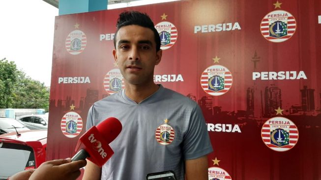 Pemain Persija Otavio Dutra saat memberikan keterangan kepada media usai latihan di Lapangan PS AU, Halim Perdanakusuma, Senin (9/3/2020). [Suara.com/Adie Prasetyo]