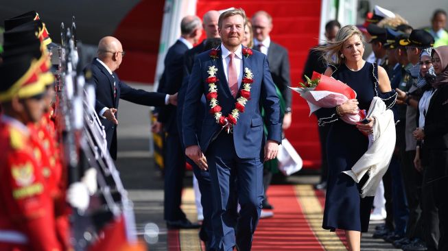 Raja Belanda Willem Alexander (kiri) dan Ratu Maxima Zorreguieta Cerruti tiba di Bandara Halim Perdanakusuma, Jakarta Timur, Senin (9/3).   [ANTARA FOTO/Sigid Kurniawan]