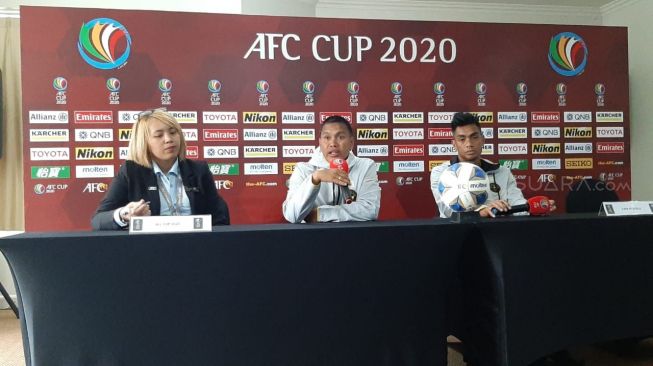 Pelatih Kaya Iloilo, Oliver Colina (tengah) dan pemainnya, Simona Rota saat memberikan keterangan pers jelang berhadapan dengan PSM Makassar di Piala AFC 2020. Jumpa pers dihelat di Jakarta, Senin (9/3/2020). (Suara.com/Adie Prasetyo Nugraha)