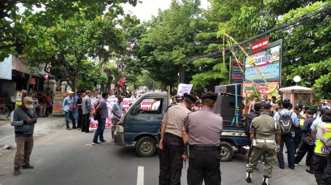 Jalan Menuju Kantor KPU Kediri Diblokir Puluhan Warga